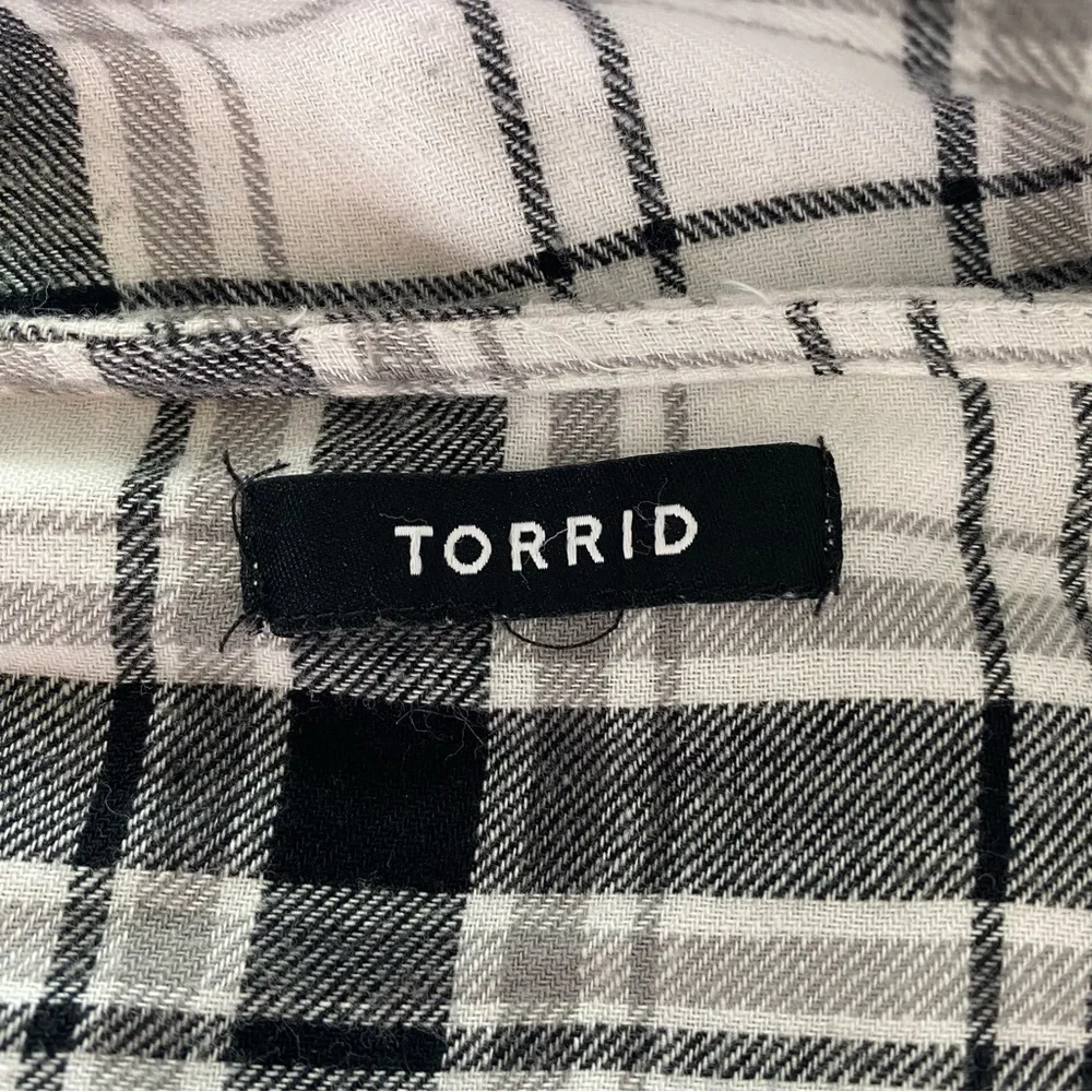 Torrid Black White Gray Wrap Cardigan